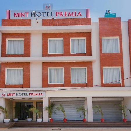 Mint Hotel Premia Chandigarh, Zirakpur Exterior photo